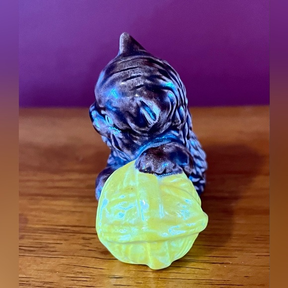 Vintage Brown Cat Kitten w Yellow Ball of Yarn Figurine - Picture 2 of 4